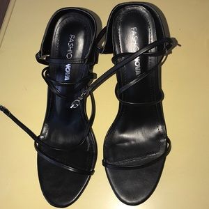 These are Fashionnova heels, size 10 in woman’s.